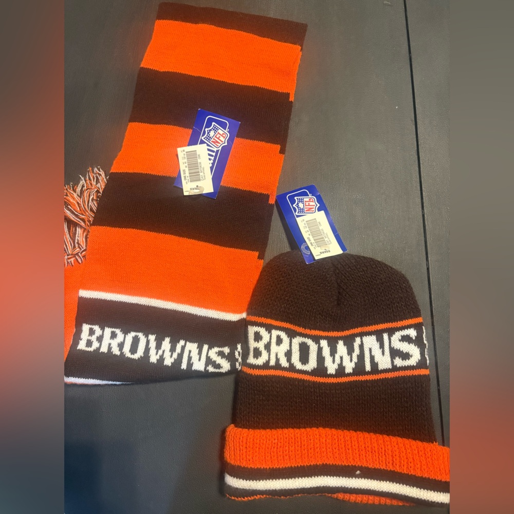 BNWT Cleveland Browns beanie hat and scarf set